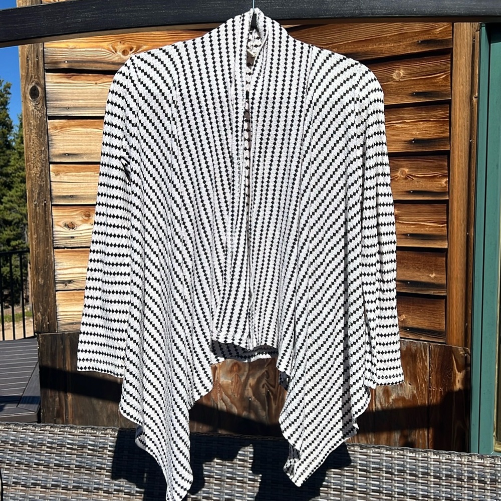 Lily White Checkered Open Front Cardigan size Small